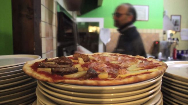 Italiener testen und urteilen: Ihr esst Pizza falsch!